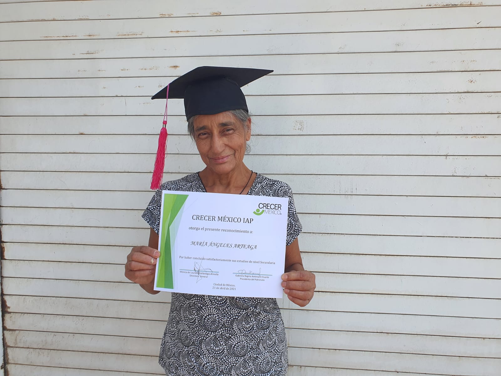 Alumna educación básica reconocimiento